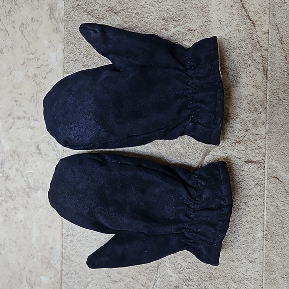 Infant winter hat and mittens. EUC. - Picture 6 of 7